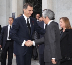 Don Juan Carlos y Don Felipe en el momento en que se despiden de Adolfo Suárez Illana, a la salida de la Catedral de la Almudena, una vez finalizado e